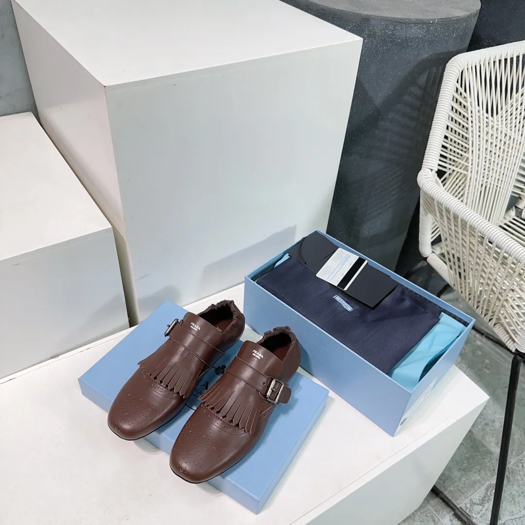 👟👟Ex-factory price 580👟👟! Prada 25 spring and summer catwalk new brogue carved tassel retro loafers and slippers series 🔥 🌟🌟🌟This shoe deliberately presents a classic and retro style, with both masculine temperament and feminine style, forming a binary contrast, highlighting the iconic style of the Prada series. The tassels are crafted using special craftsmanship, and details such as buckles and brogue patterns reveal traditional charm. An unconventional and surprising reinterpretation, the shoe is re-launched in a more fashionable design. The upper is made of imported calfskin, the lining is sheepskin, and the original molded rubber sole. Number of yards: 35-40 (40 pieces are non-refundable). Comes with original packaging.
